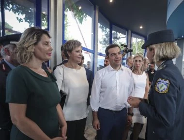 Το σχόλιο Τσίπρα στο περίπτερο της Ελληνικής Αστυνομίας - «Το υπουργείο Προστασίας του Πολίτη ομόρφυνε!» (βίντεο)
